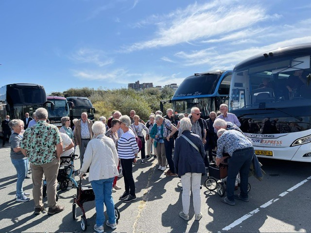 2025 Den Haag Excursie wachten bus