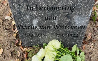 Na 70 jaar weer bij het graf van zijn vader…..