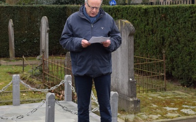 Oud-Bennekom trapt jubileumjaar af met bloemenhulde bij graf oprichter Max van Hoffen