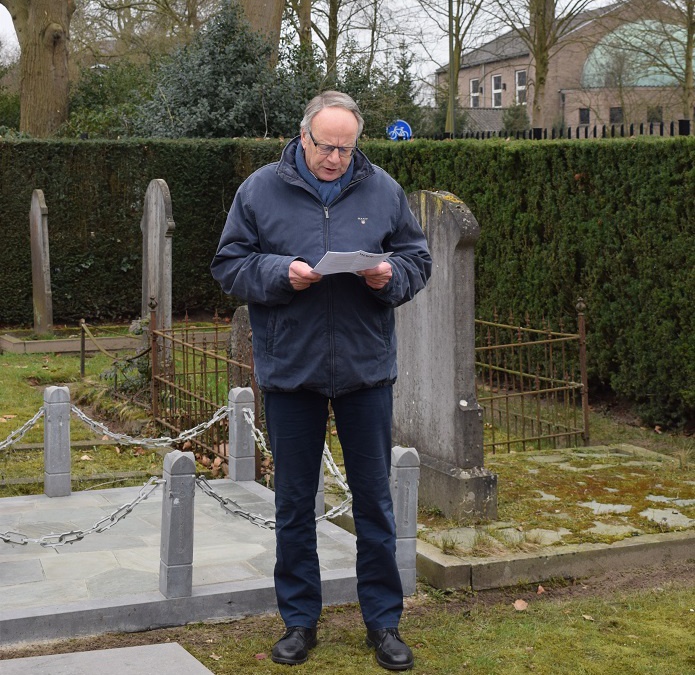 Oud-Bennekom trapt jubileumjaar af met bloemenhulde bij graf oprichter Max van Hoffen