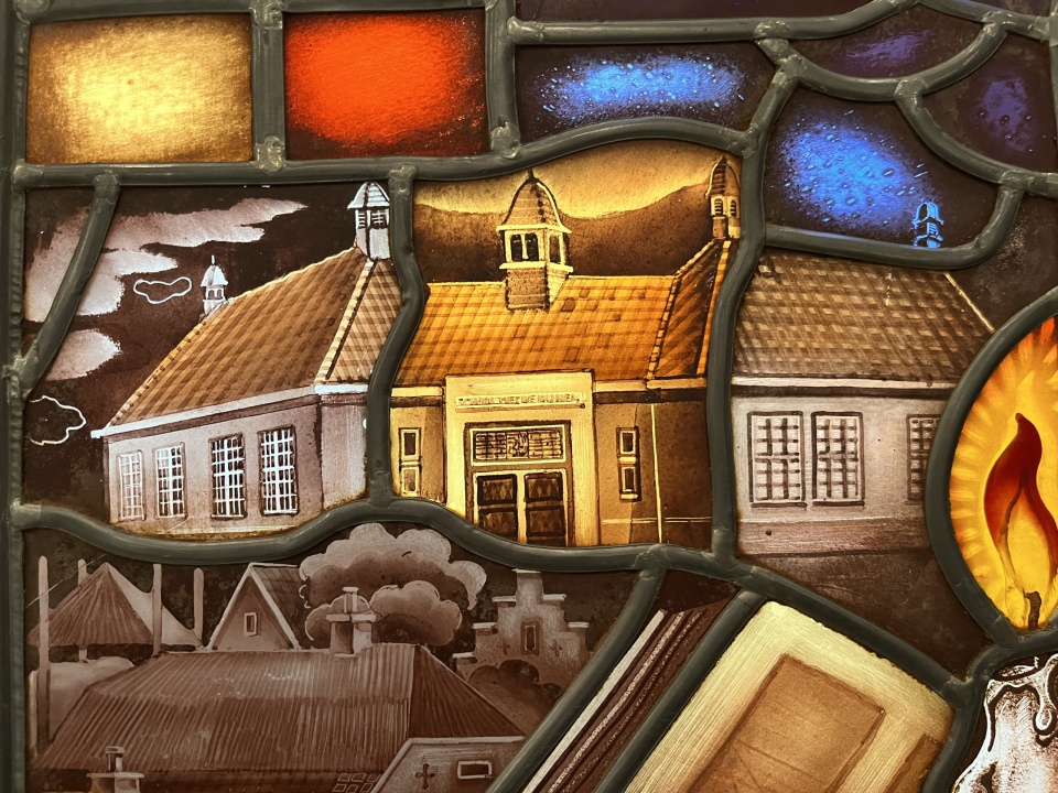School met de Bijbel, Glas-in-loodraam