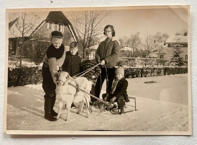 familie koster met slee en geit